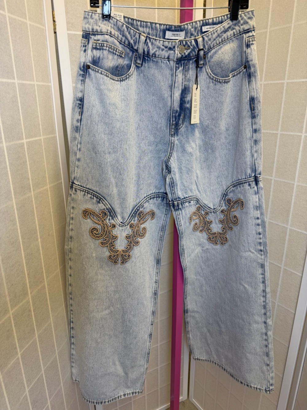 NWT FOREVER 21 Embroidered MID RISE WIDE LEG Light Wash Women’s Jeans